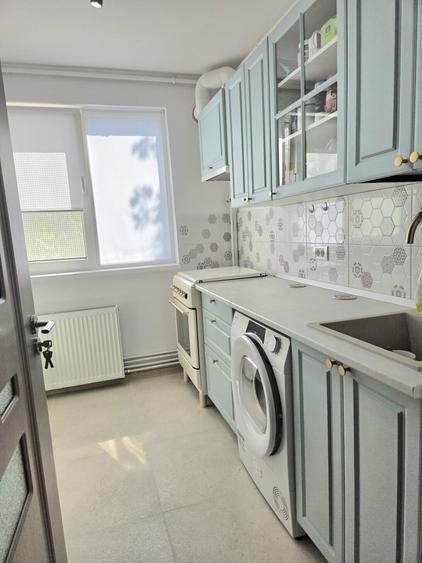 Apartament cu 3 camere semidecomandat, mobilat în Titan