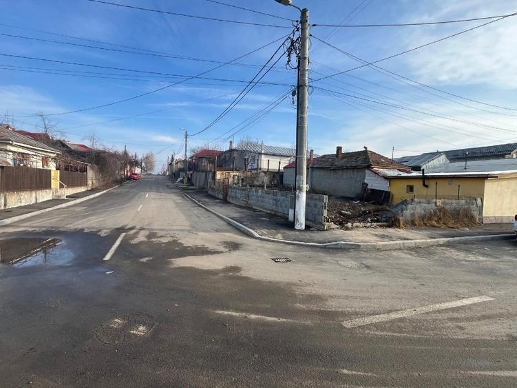 Teren intravilan curti constructii in apropiere de parcul central, piata, liceu - 1
