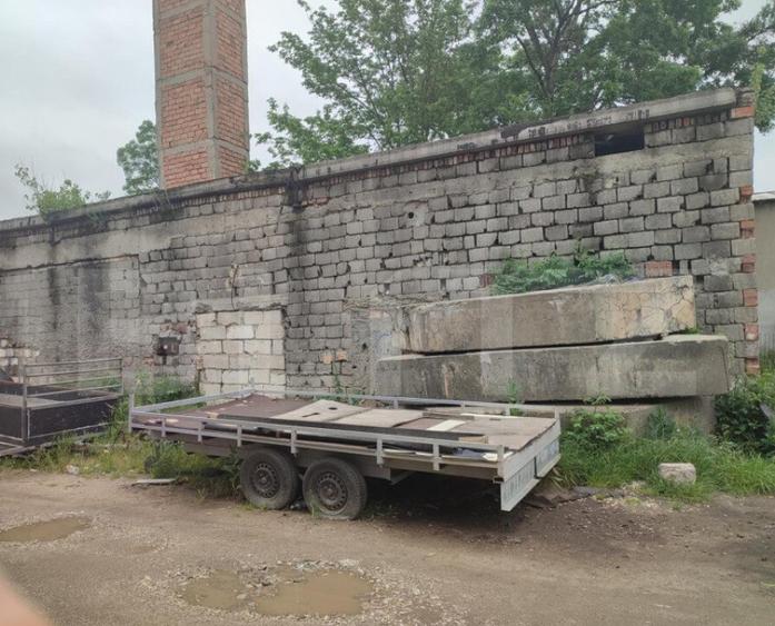 Teren 636 mp , front 21 m , hala demolabila , zona Brestei - 3