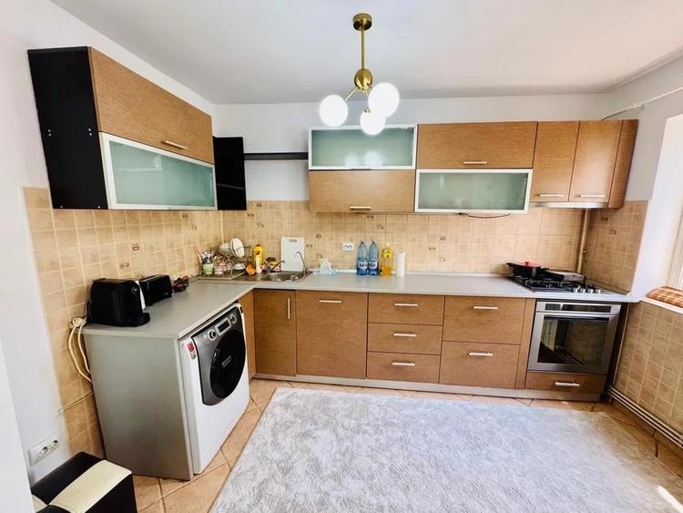 Apartament cu 3 camere semidecomandat în Podu Roș