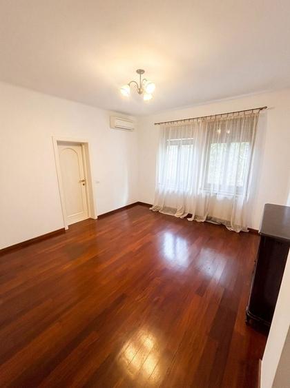 Apartament cu 4 camere decomandat în Primăverii