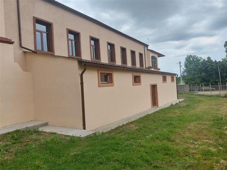 Casă individuală cu 15 camere cu Canalizare în Zlatița