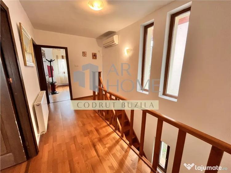 Casă cu 5 camere cu Teren 300 Mp în Central