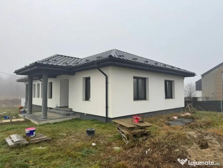 Casă cu 4 camere cu Teren 650 Mp în Satu Nou de Jos