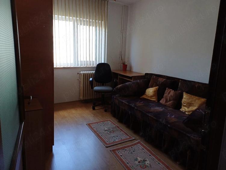 Apartament cu 3 camere decomandat, mobilat în Central