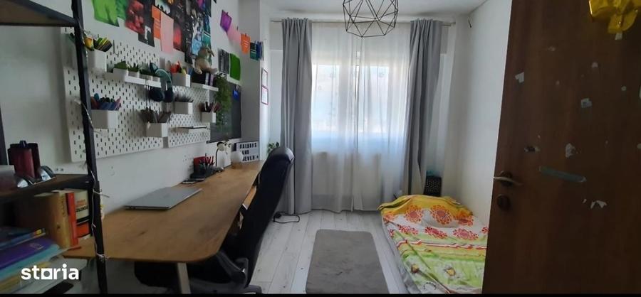 Apartament cu 3 camere semidecomandat în Vitan