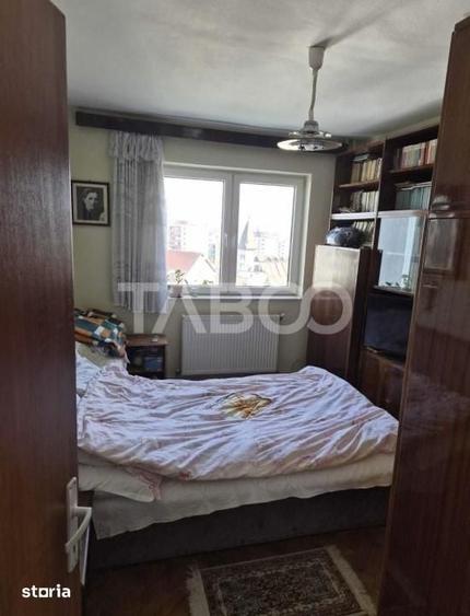 Apartament cu 3 camere decomandat în Plopilor