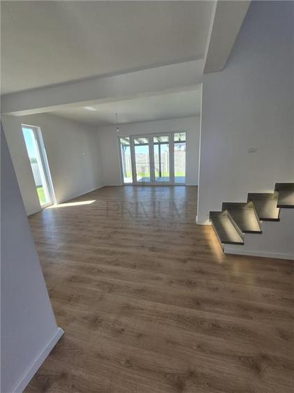 Duplex cu 5 camere cu Canalizare în Moșnița Nouă