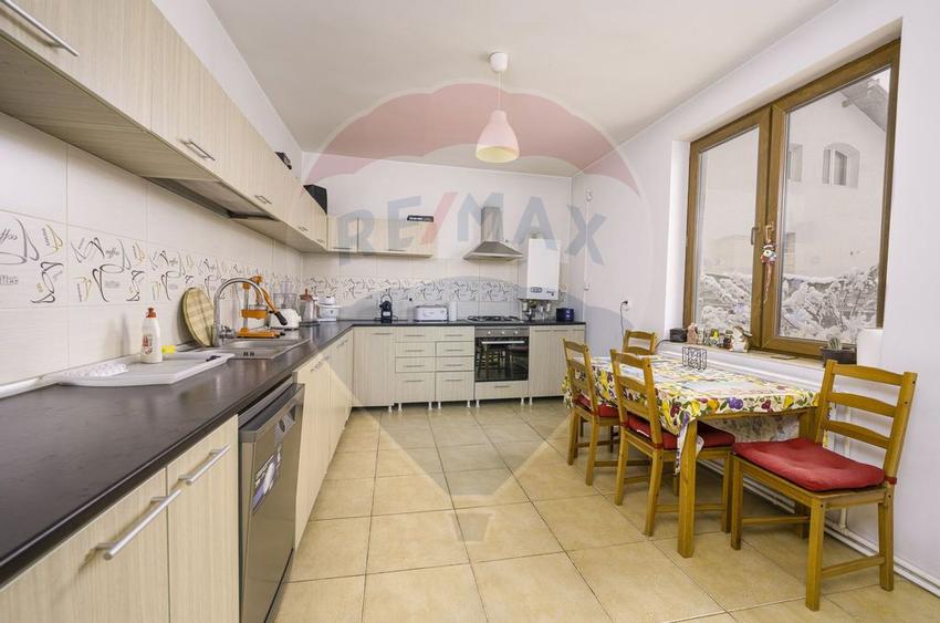 Vila cu 4 camere + terasa + curte + loc de parcare - Bacu... - 1