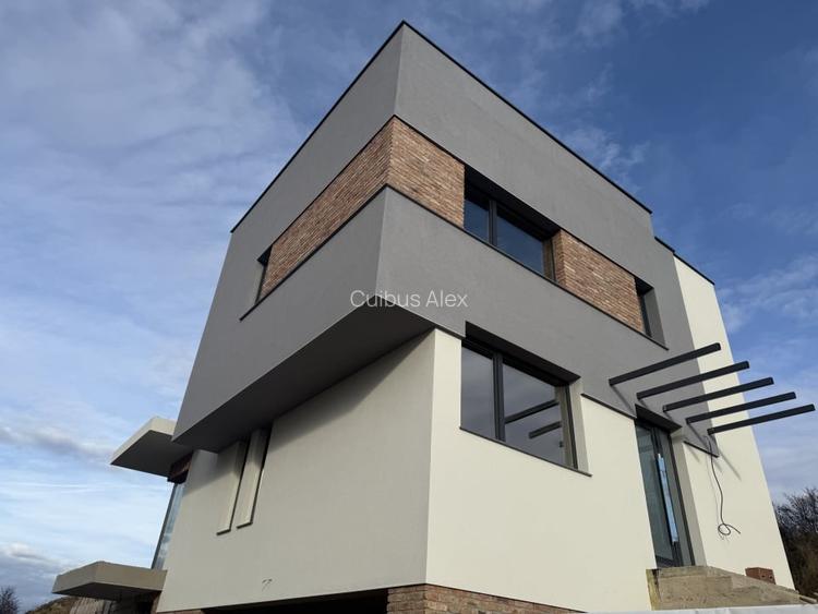 Casa individuala premium de vanzare cu view deosebit in Dezmir 214mp si t. 458mp