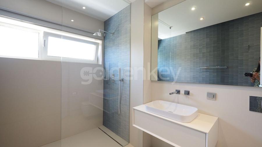 Apartament superb cu gradina | 2 garaje - 14