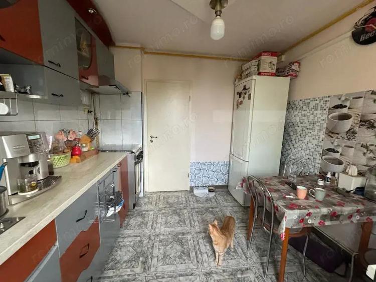 Apartament de vanzare, cu 3 camere decomandat, 61 mp, zona Progresul - 13