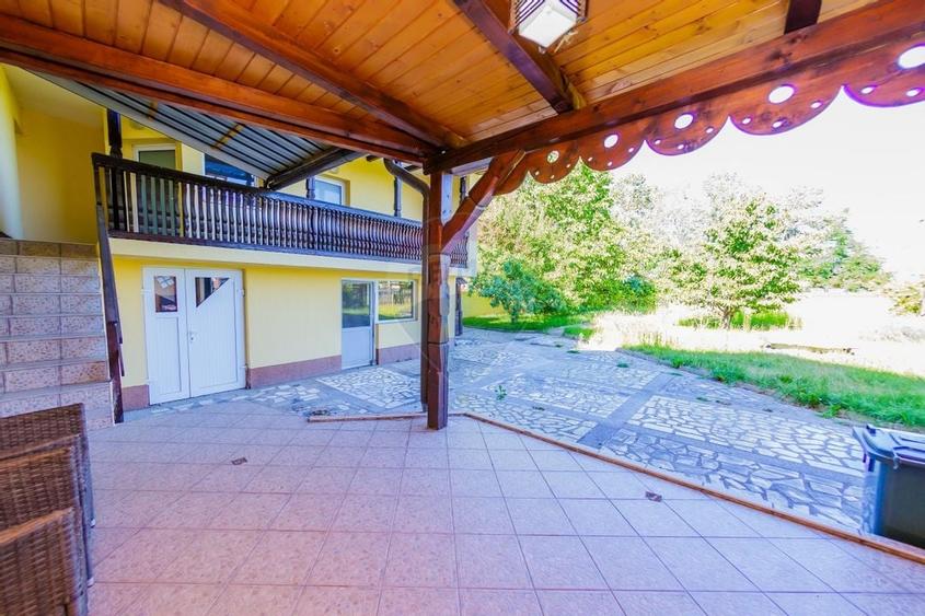 Casă cu 7 camere, 10 ari de vânzare la drumul principal cu 2 intrari - 3