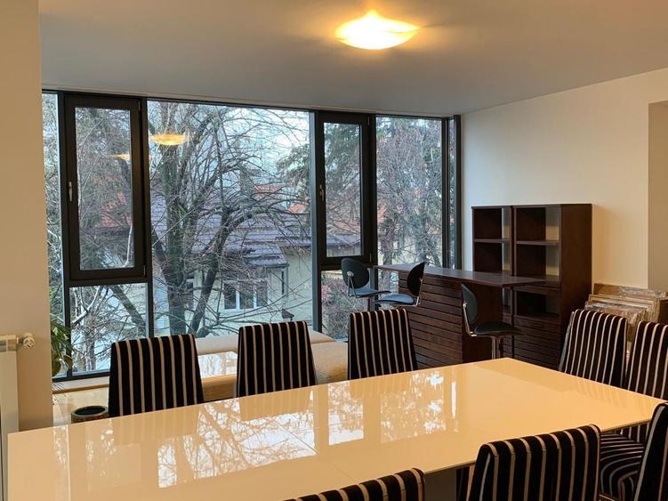 Apartament cu 5 camere decomandat în Capitale