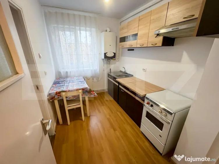 Apartament cu 4 camere semidecomandat în 22 Decembrie