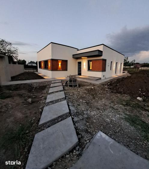 Casă cu 5 camere cu Teren 800 Mp în Vârteșcoiu