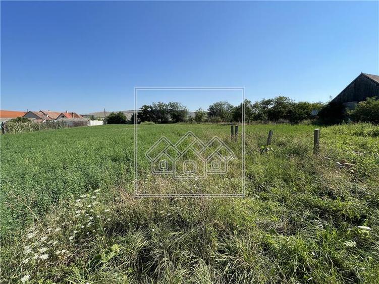 Casă individuală cu 2 camere cu Teren 2162 Mp în Periferie