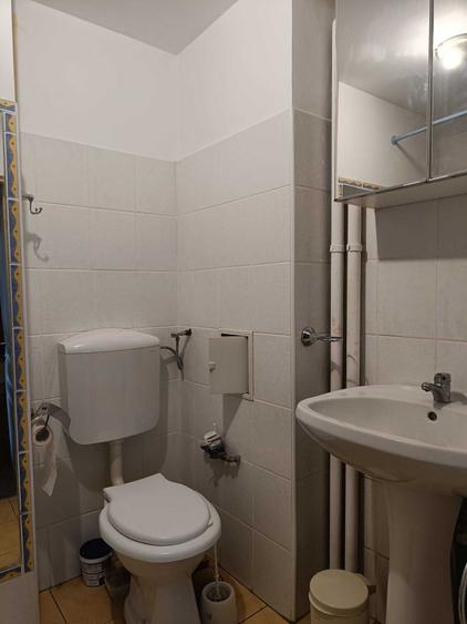 Apartament cu 3 camere semidecomandat în Bucur Obor