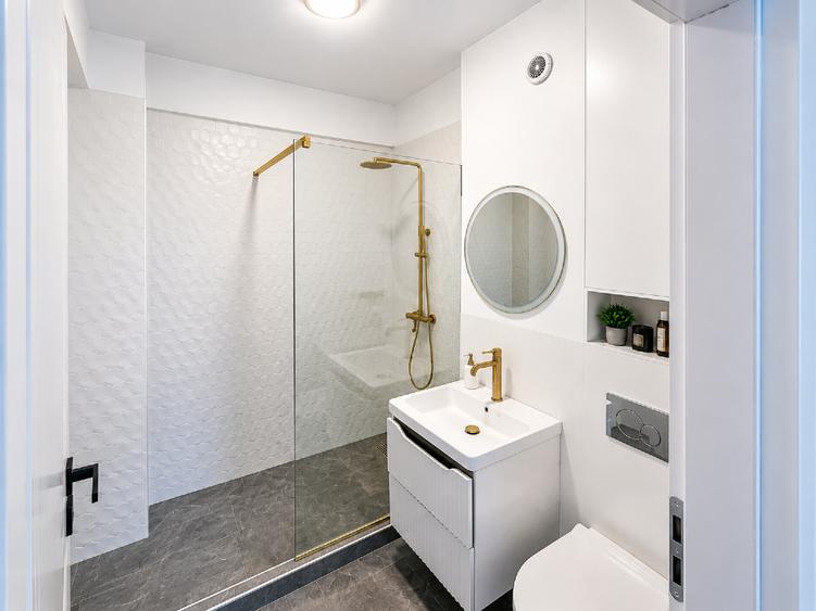 Apartament cu 2 camere semidecomandat, mobilat în Central