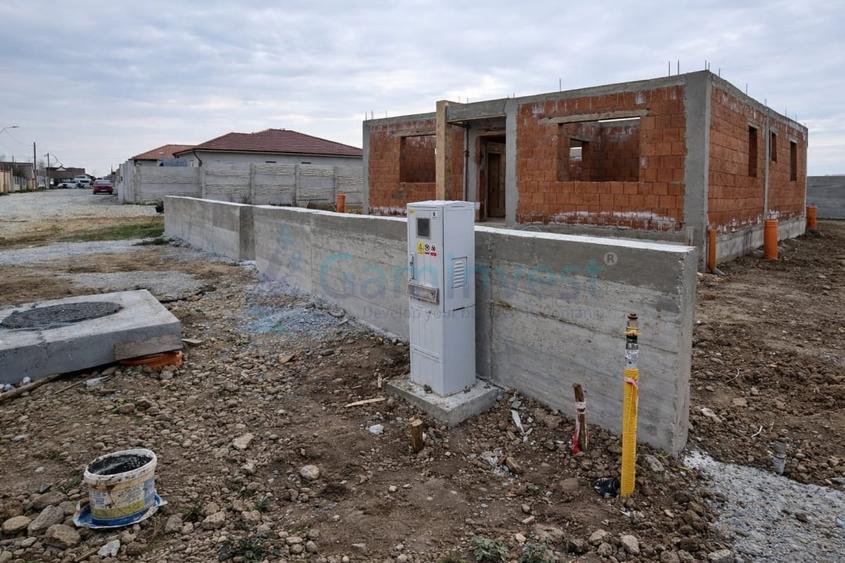 Casa la rosu de vanzare in Santandrei - 3