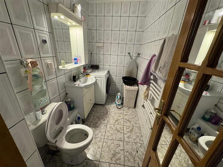 3 camere, etaj 3 cu acoperis, 2 balcoane , 2 bai, zona centrala - 11