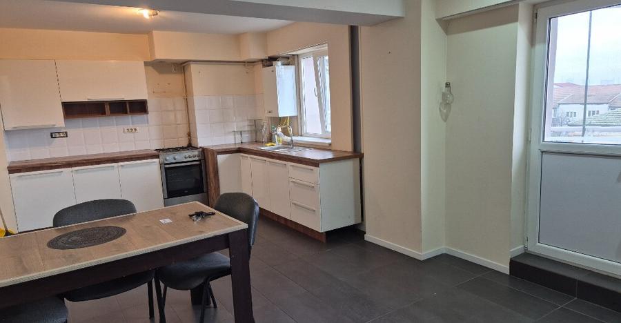 Proprietar , inchiriez apartament , renovat , 4 camere ,zona buna. - 2