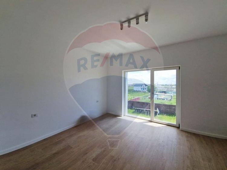 Casă / Vilă - 132,5 mp  , teren - 264 mp  / zona Cârcea - 24