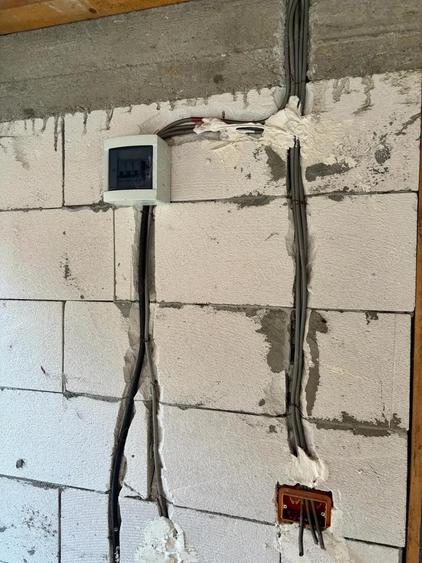 Casa la rosu cu utilitati si teren generos - 1