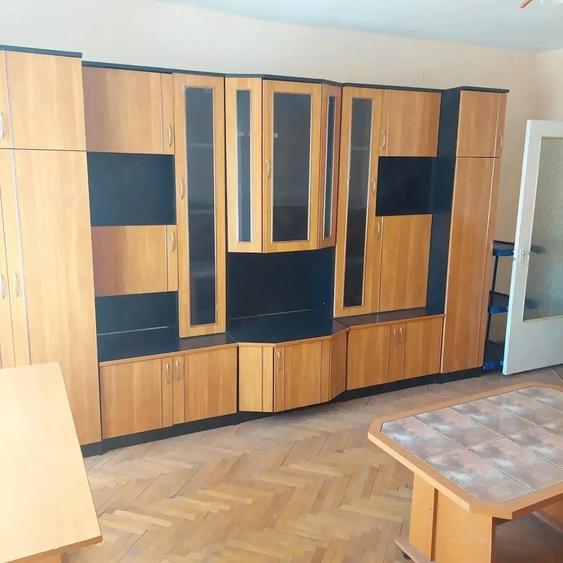 Apartament de vanzare - 3 camere 2 bai - 5