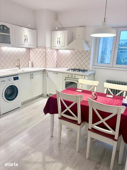 Apartament cu 4 camere decomandat în Titan