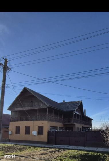 Casă cu 4 camere cu Teren 1933 Mp în Central