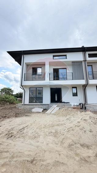 Casa / Vila noua, arhitectura moderna, cu 4 camere de vanzare - 9
