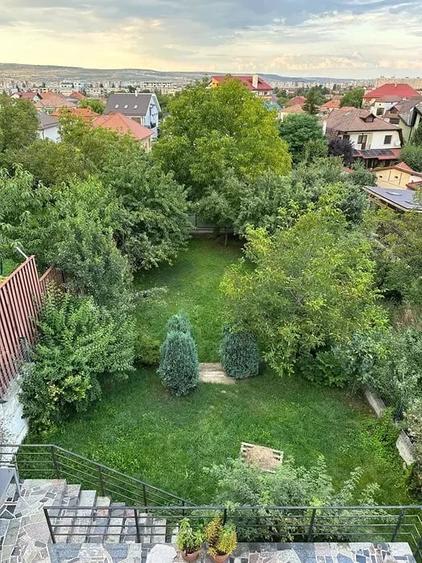 Casă cu 7 camere cu Teren 600 Mp în Central