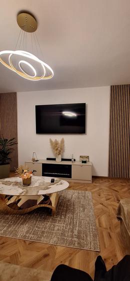 Apartament cu 4 camere decomandat în Central