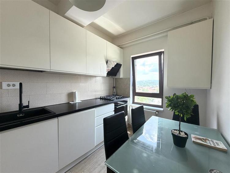 Apartament cu 3 camere decomandat în Nicolina