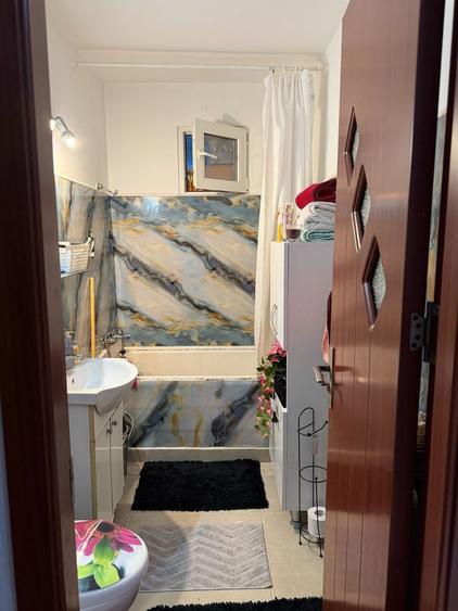 Apartament cu 3 camere semidecomandat, mobilat în Dristor