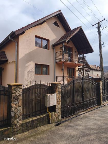 Casă cu 5 camere cu Teren 145 Mp în Vlădesti