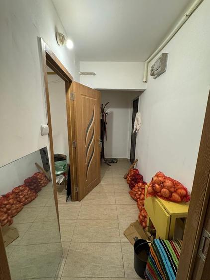 Apartament cu 3 camere semidecomandat în Dacia