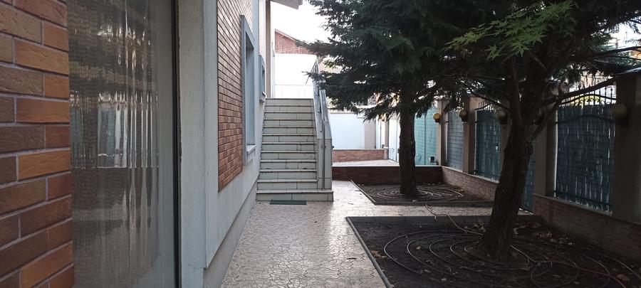 Casă individuală cu 7 camere cu Canalizare în Ultracentral
