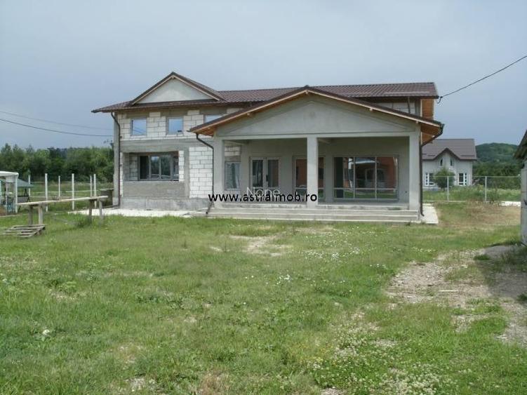 Casă cu 10 camere în Valea Voievozilor