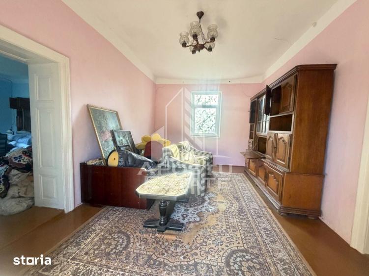 Casa batraneasca cu teren de 3022 mp, in Carani - 1