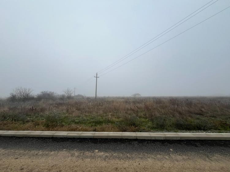 Vand teren - lot de casa in Sabareni - drum asfaltat, utilitati - 0% comision - 5