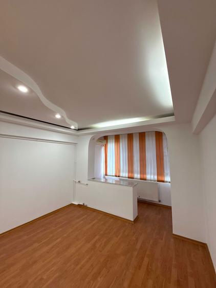 Vand apart 2 camere semidecom, ultracentral, etaj 4/4, complet renovat - 1