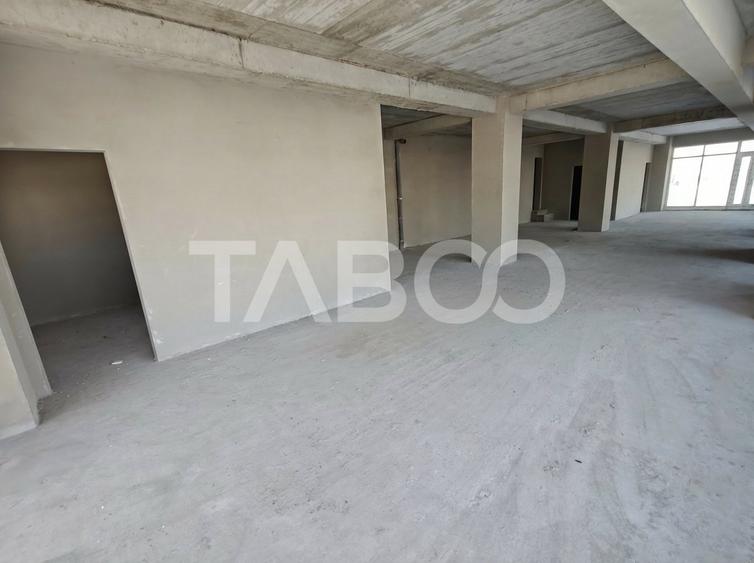 Spatiu Comercial de inchiriat cu 8 locuri de parcare - Vitrina 13 m - 4