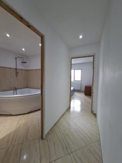 Mioritei (Carrefour)-3 cam decomandat/ 2 bai /centrala /renovat/et.4 cu sarpanta - 9