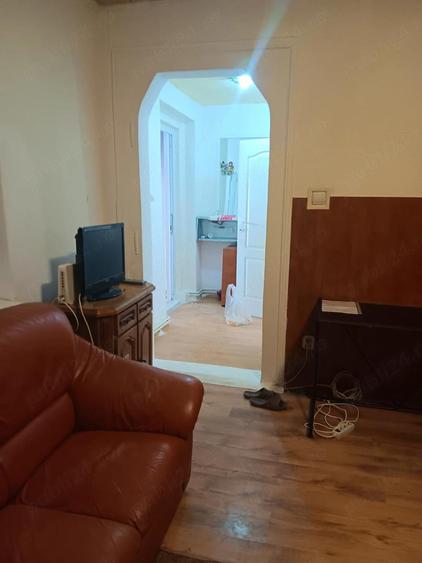 Inchiriez apartament 2 camere zona Sinaia - 1