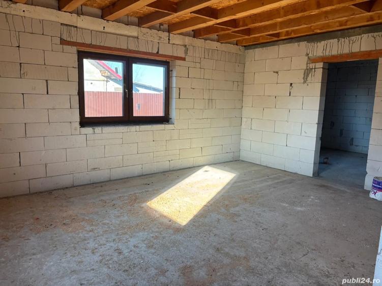 Vand casa la rosu cu tamplarie PVC - 11