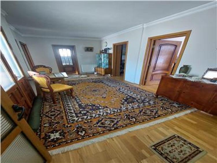 Casă individuală cu 4 camere cu Canalizare în Central