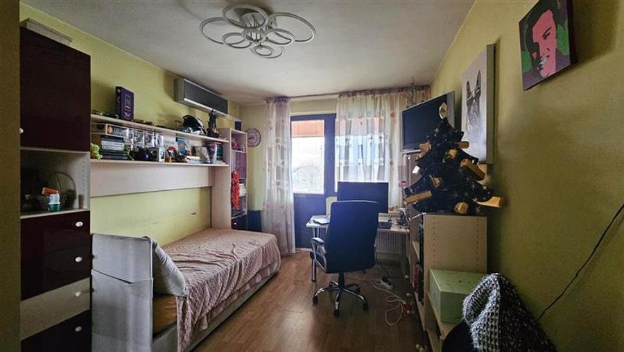 Casă individuală cu 8 camere cu Canalizare în Girocului