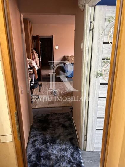Apartament cu 3 camere semidecomandat, mobilat în Rogerius